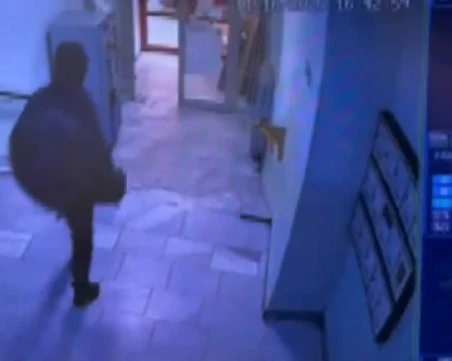 Мъж задигна скъпа техника и архива на ансамбъл „Чинари”