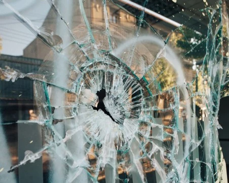 Млад мъж вилня в Пловдив! Счупи витрина на магазин, бягайки след кражба