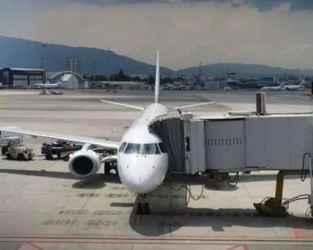 Невиждан досега вятър блокира работата на летище 