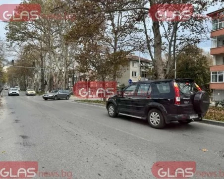 Пловдивски джип влезе в насрещното и блокира булевард в Смирненски в час пик СНИМКИ