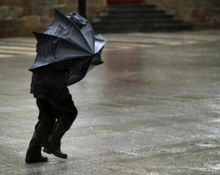 Предупреждение за ураганен вятър в Царево, поривите ще достигнат до 90 км/ч