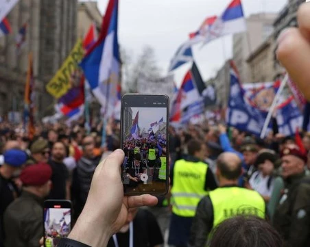 Сблъсъци между полиция и граждани в Нови Сад