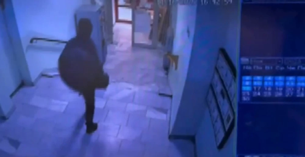 Мъж задигна скъпа техника и архива на ансамбъл „Чинари”