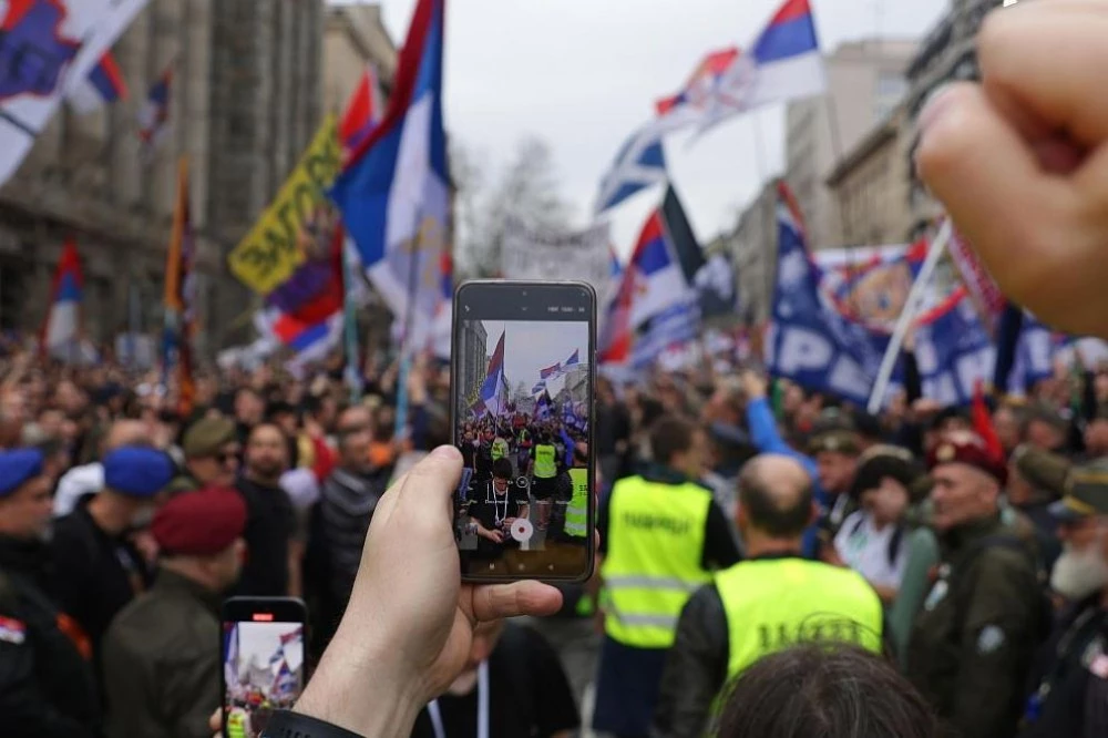 Сблъсъци между полиция и граждани в Нови Сад