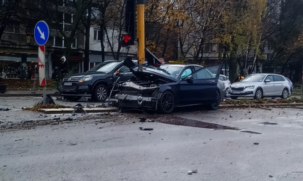 Кола се вряза в светофар на столичен булевард СНИМКИ