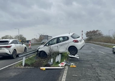 Кола се заби в мантинела на пътя Бургас –Сарафово