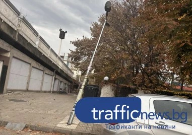 Опасни стълбове и изкъртени знаци висят над главите на пешеходци в Кършияка