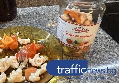 Пловдивчанин твърди за странна находка в буркан с трушия, фирмата изтегля продукта за проверка