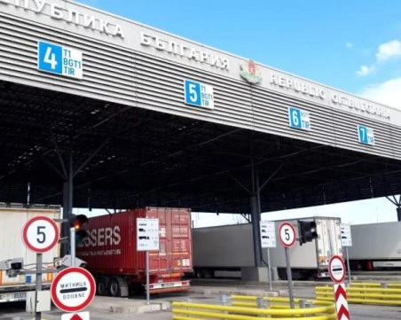 Хванаха цигари, стоки от защитени марки, недекларирана валута и храни на 