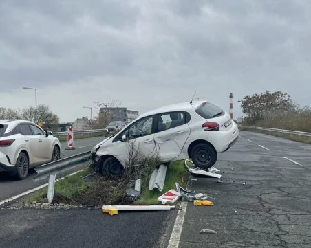 Кола се заби в мантинела на пътя Бургас –Сарафово