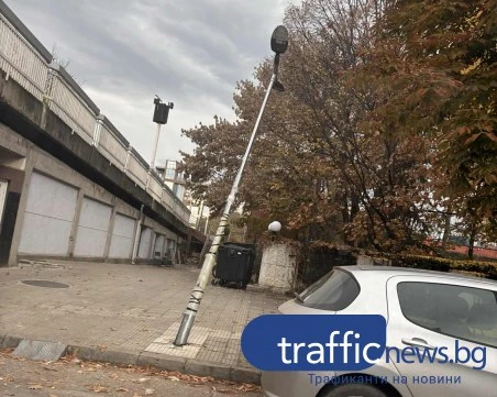 Опасни стълбове и изкъртени знаци висят над главите на пешеходци в Кършияка