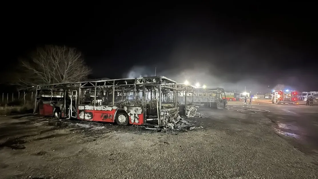 Пожар изпепели автобуси, леки коли и два буса в Костинброд СНИМКИ