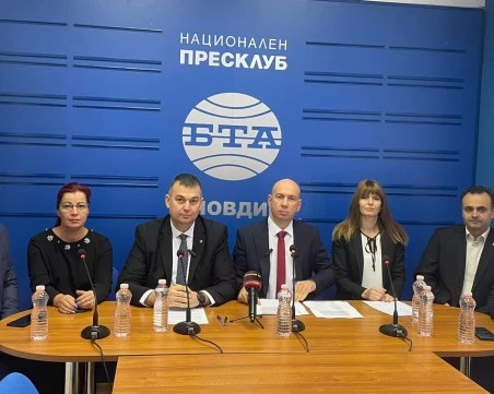 Цялата група на „Възраждане