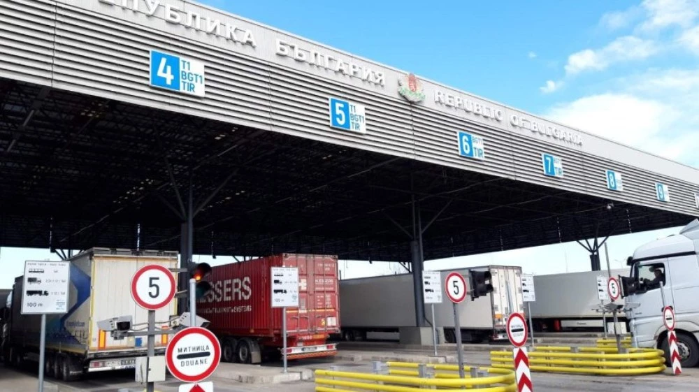 Хванаха цигари, стоки от защитени марки, недекларирана валута и храни на 