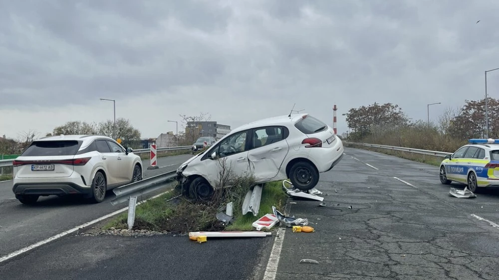 Кола се заби в мантинела на пътя Бургас –Сарафово