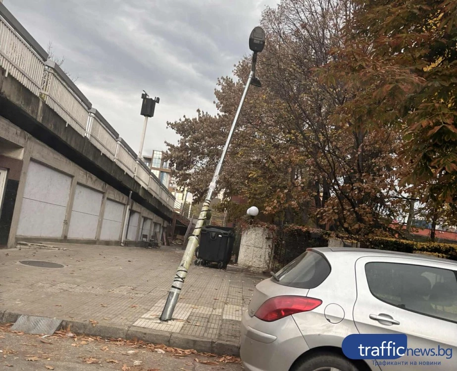 Опасни стълбове и изкъртени знаци висят над главите на пешеходци в Кършияка