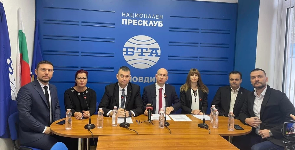 Цялата група на „Възраждане