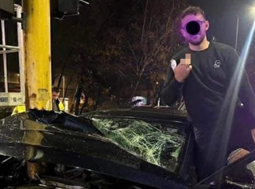 19-годишен показа среден пръст до потрошената си след катастрофа кола в София