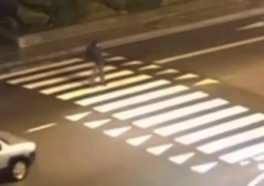 Автомобил помете трудноподвижен мъж на пешеходна пътека в София ВИДЕО