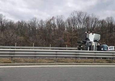Кола се обърна на АМ Тракия посока Бургас, блокира движението