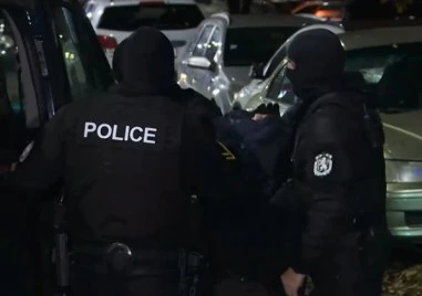 Криминално проявени опитаха да откраднат кола в София, спретнаха си гонка и се удариха в патрулка