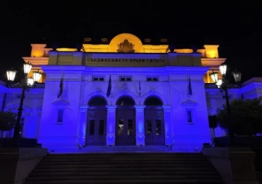 Парламентът почете правата на детето, осветен в синьо