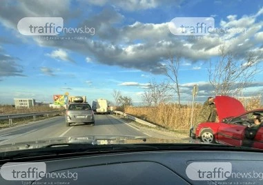 Верижна катастрофа блокира Околовръстното на Пловдив, удариха се 2 коли и 2 буса ВИДЕО