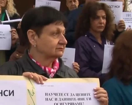 Административни служители стартират серия от протести за достойни заплати