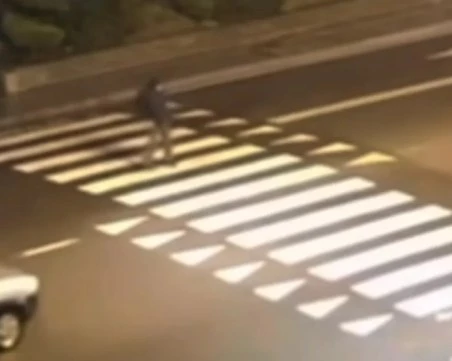 Автомобил помете трудноподвижен мъж на пешеходна пътека в София ВИДЕО