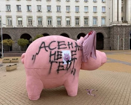 Депутат от ДПС надраска със спрей голямото розово прасе-касичка, поставено от ПП