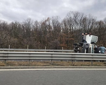 Кола се обърна на АМ 