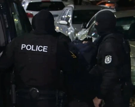 Криминално проявени опитаха да откраднат кола в София, спретнаха си гонка и се удариха в патрулка