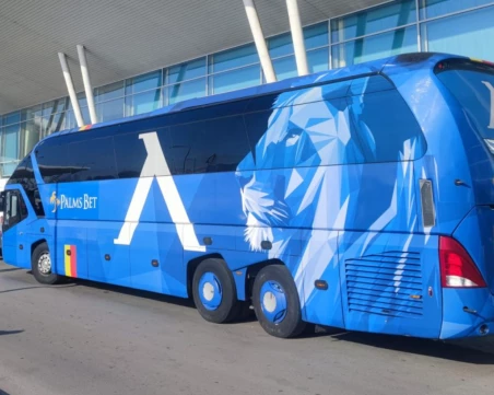 Левски продава стария автобус на клуб от Втора лига