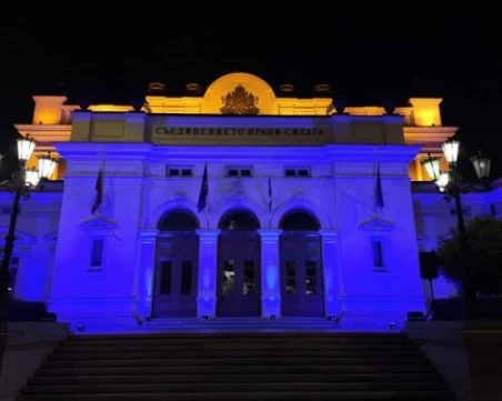 Парламентът почете правата на детето, осветен в синьо