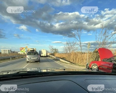 Верижна катастрофа блокира Околовръстното на Пловдив, удариха се 2 коли и 2 буса ВИДЕО