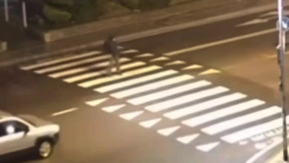 Автомобил помете трудноподвижен мъж на пешеходна пътека в София ВИДЕО