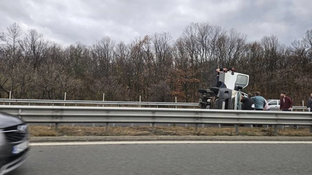 Кола се обърна на АМ 