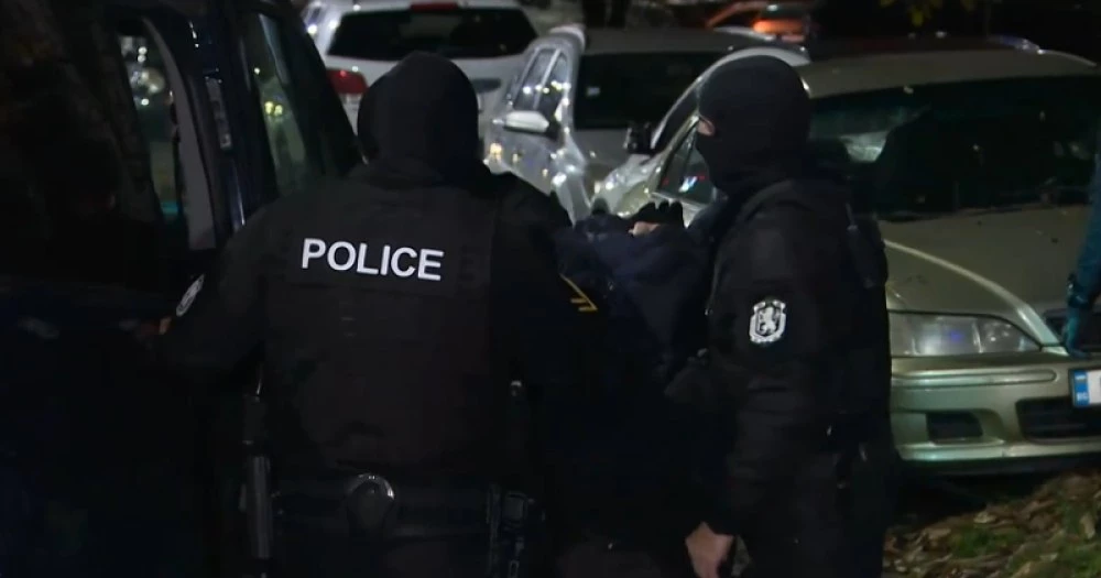 Криминално проявени опитаха да откраднат кола в София, спретнаха си гонка и се удариха в патрулка