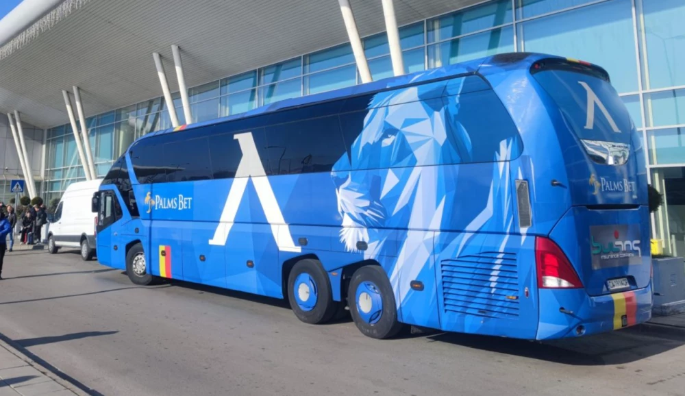 Левски продава стария автобус на клуб от Втора лига