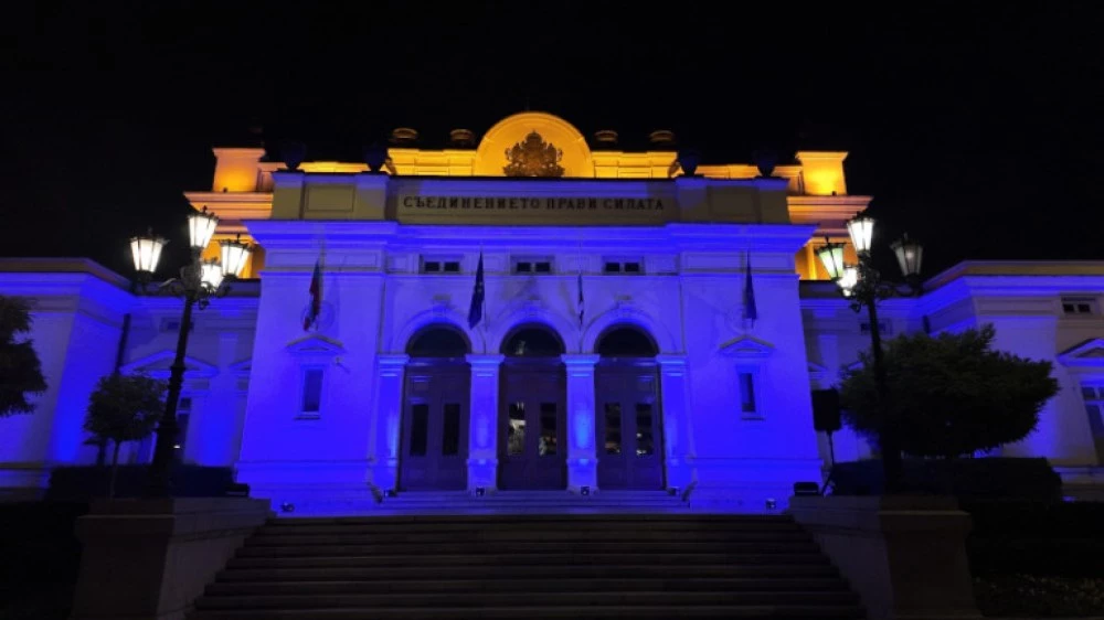 Парламентът почете правата на детето, осветен в синьо