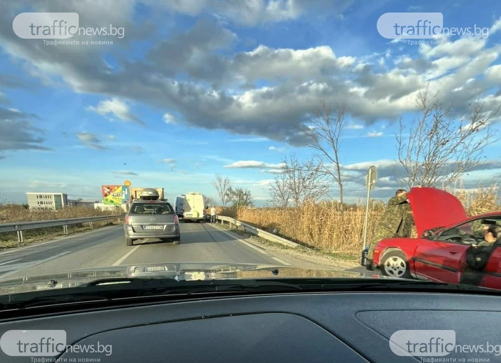 Верижна катастрофа блокира Околовръстното на Пловдив, удариха се 2 коли и 2 буса ВИДЕО