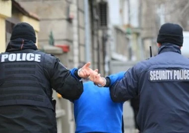 19-годишен опита да удуши майка си, задържаха го