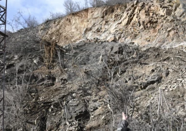 Свлачище затвори лента за движение в Кресненското дефиле