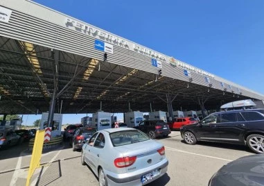 Задържаха хиляди фалшиви парфюми и безакцизни цигари на „Капитан Андреево