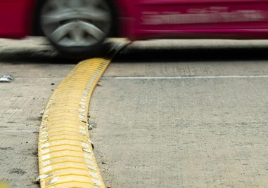 Защо не трябва да се спира рязко пред легнал полицай