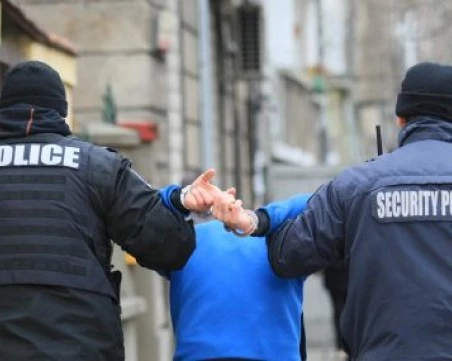 19-годишен опита да удуши майка си, задържаха го