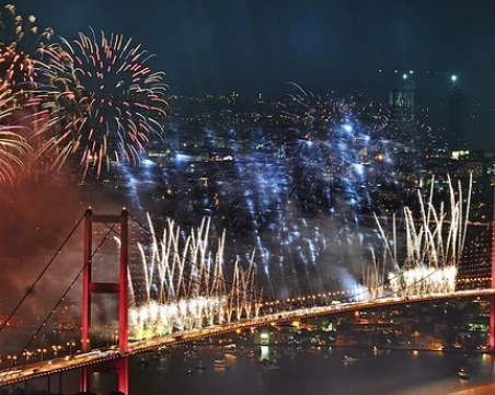 Нова година 2026: Къде излиза по-изгодно да празнуваме – у нас или в чужбина?