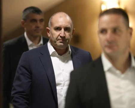 Радев: Властта има външните белези на такава, но вече няма легитимност