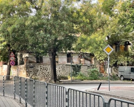 Сграда в центъра на Пловдив се разпада, гражданин: Скоро ще зарине близката кооперацията