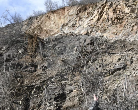 Свлачище затвори лента за движение в Кресненското дефиле